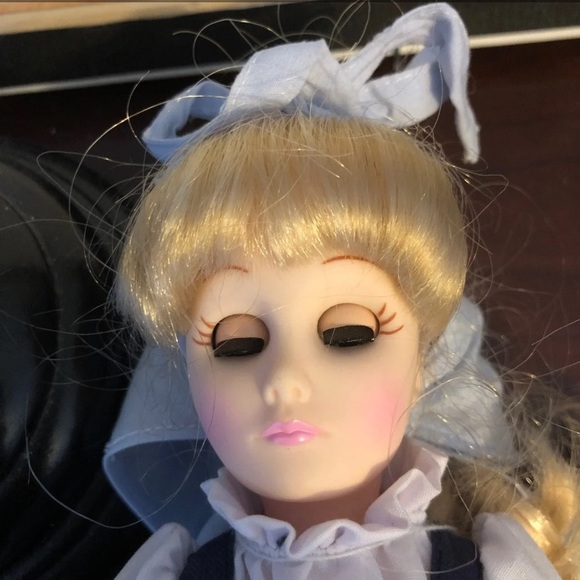 Poor Cinderella doll - Picture 9 of 12